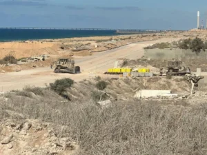 الاحتلال يزعم استهداف شخصين شمال غزة بعد تجاوزهما ما يُسمى “الخط الأصفر”